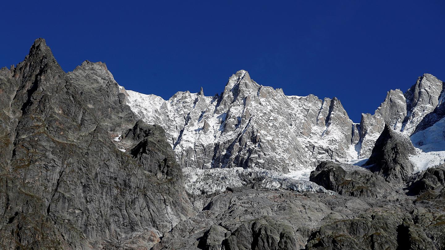 Glaciar Planpincieux se derrite en la ladera del Monte Bianco en Italia