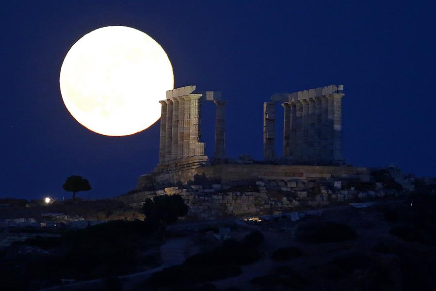 Una Luna llena iluminó la Acrópolis de Atenas