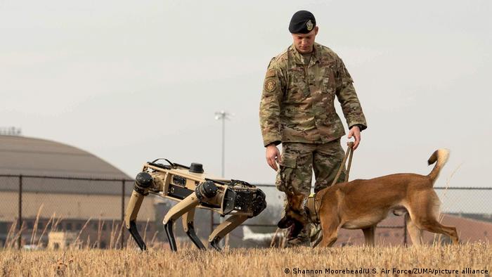 Fabricante militar presenta un perro robot armado con un rifle de francotirador