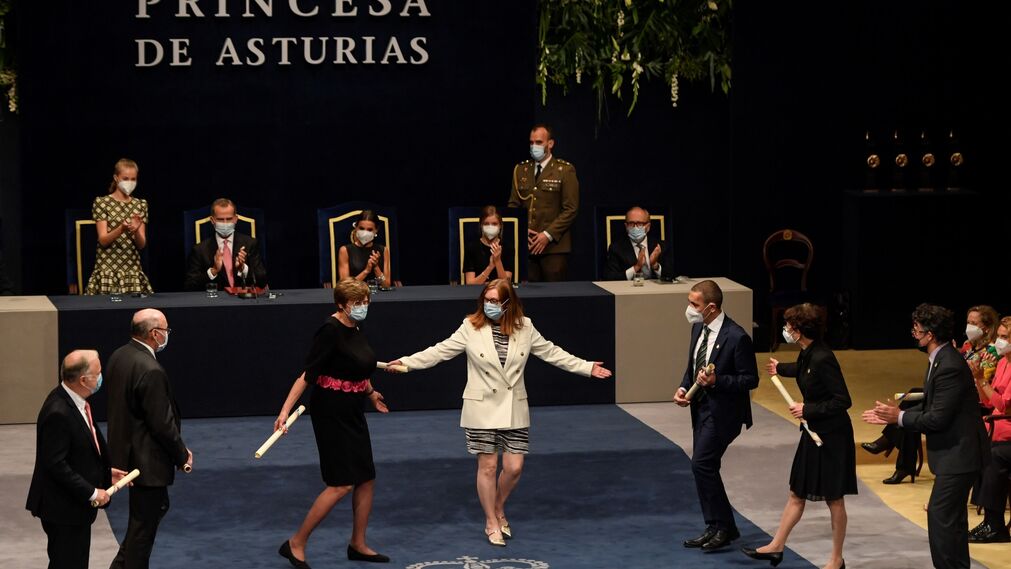 Un teatro en pie en España aplaude a los padres de la vacuna contra la covid