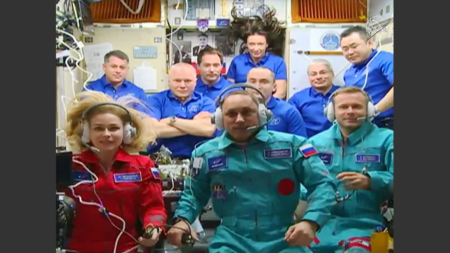 Equipo ruso llega a la Estación Espacial Internacional para filmar primera película en el espacio