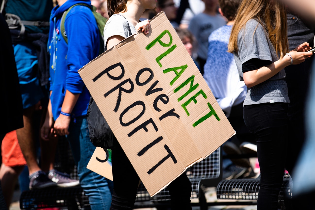 Decenas de activistas climáticos protestan contra la banca mundial