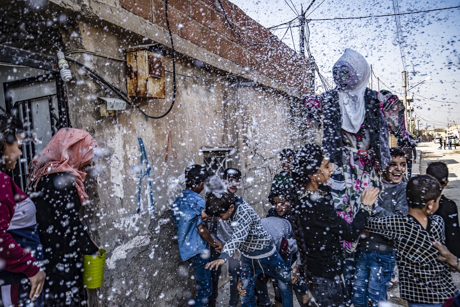 La «novia de la lluvia», un ritual kurdo en tiempos de sequía