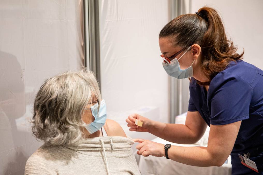 Tercera dosis de vacuna contra COVID-19 para pacientes de grupos de riesgo