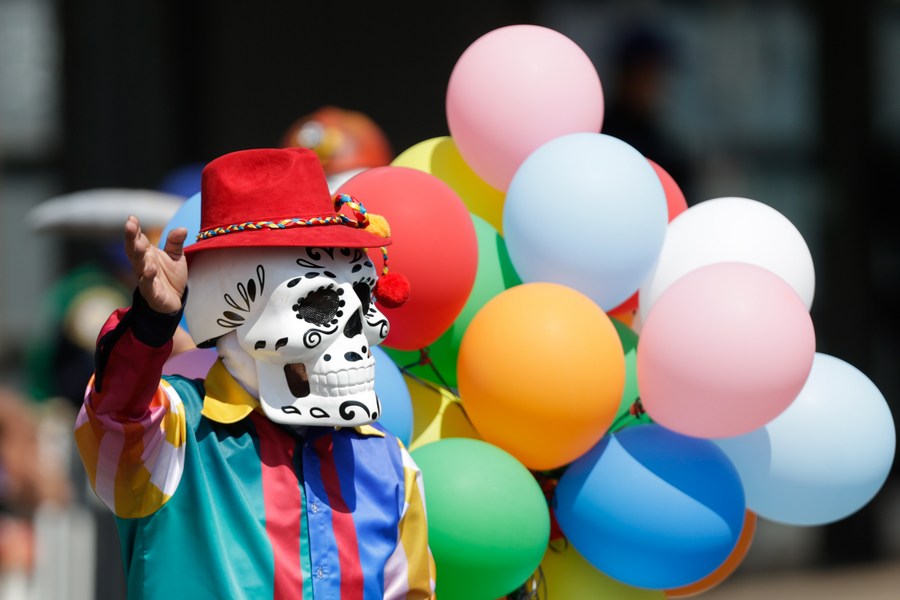 Masivo desfile de calaveras congrega al millón de personas para celebrar Día de Muertos