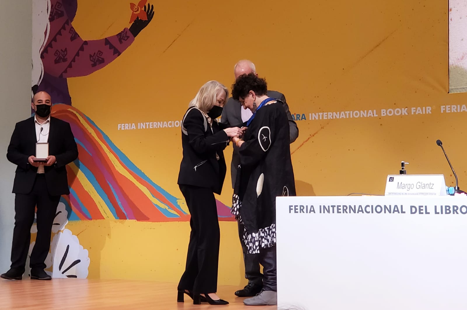 Margo Glantz apertura el Salón Literario y recibe la medalla Carlos Fuentes