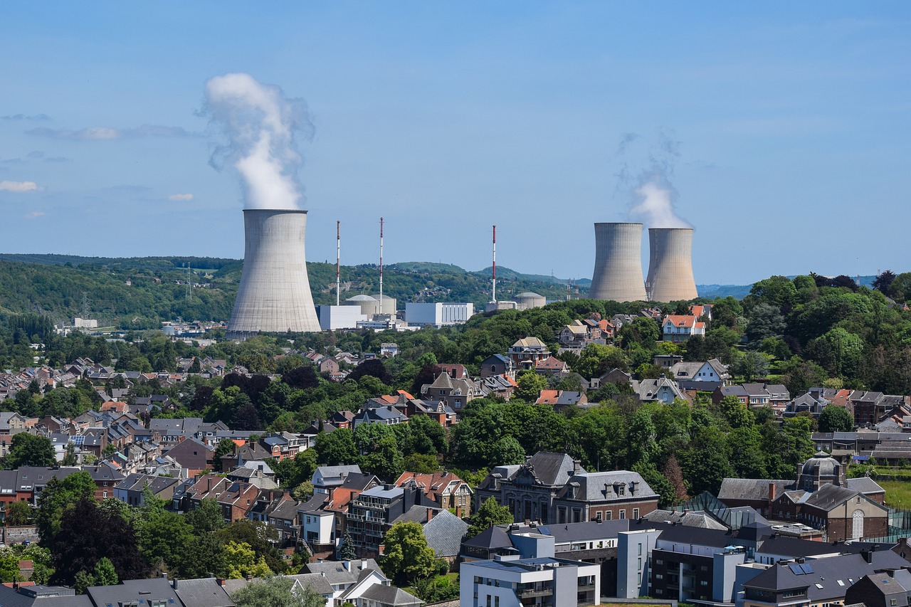 Francia relanzará construcción de reactores nucleares para cumplir objetivos climáticos