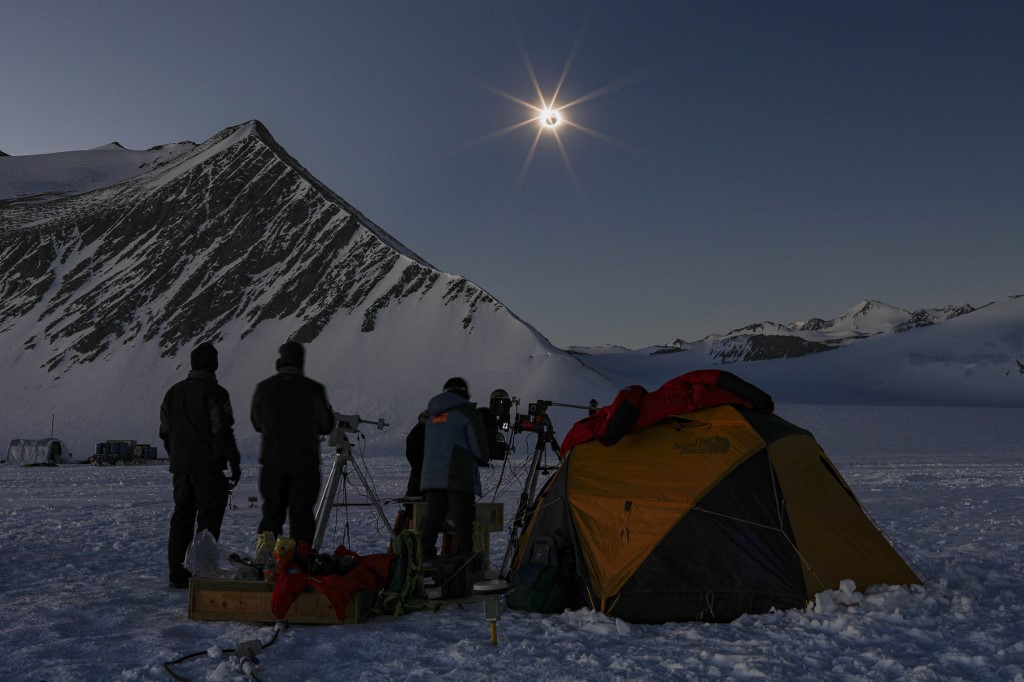 Eclipse solar total oscurece el día eterno del verano austral en la Antártida