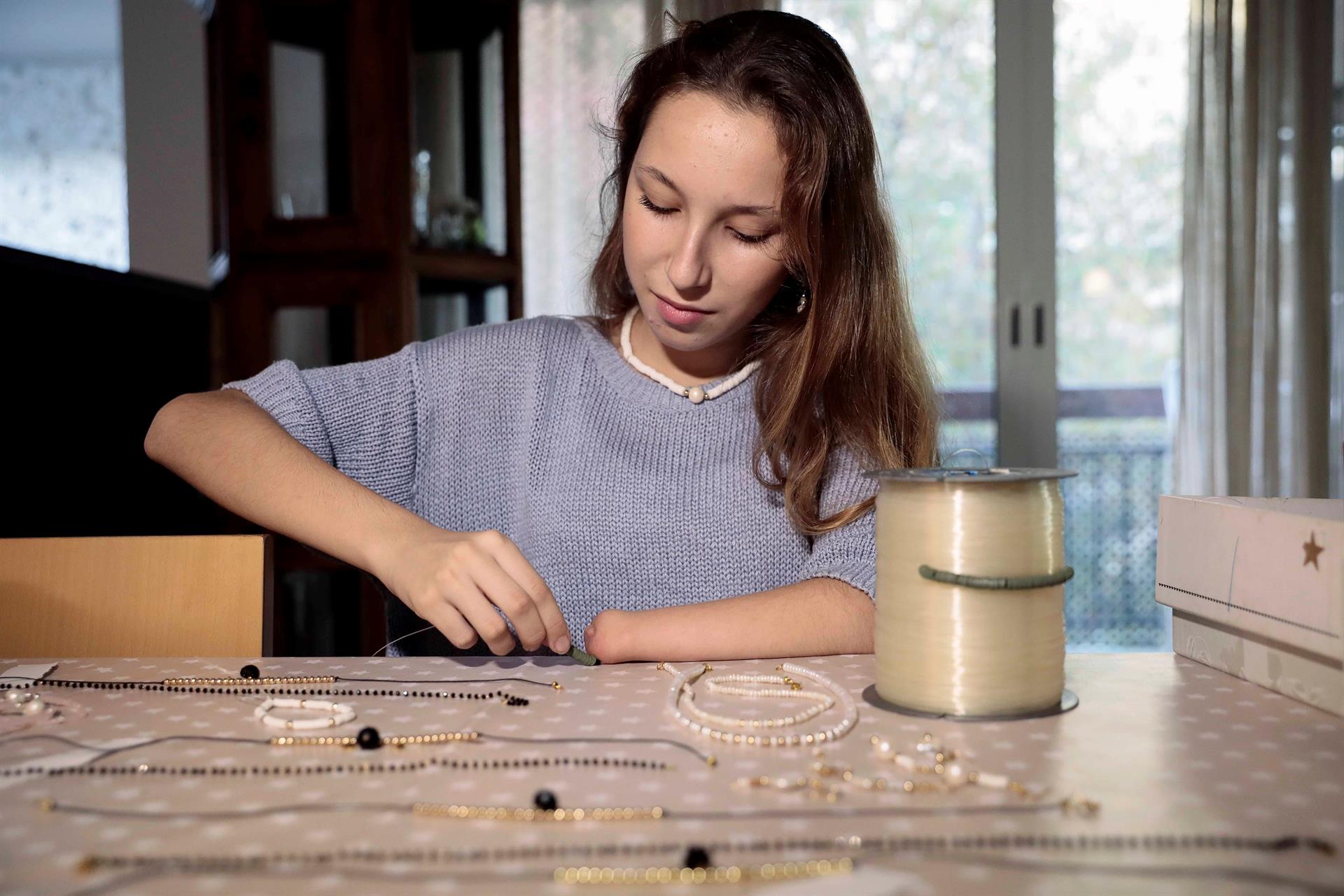 Con venta de joyas, una niña valenciana recauda fondos para su mano biónica