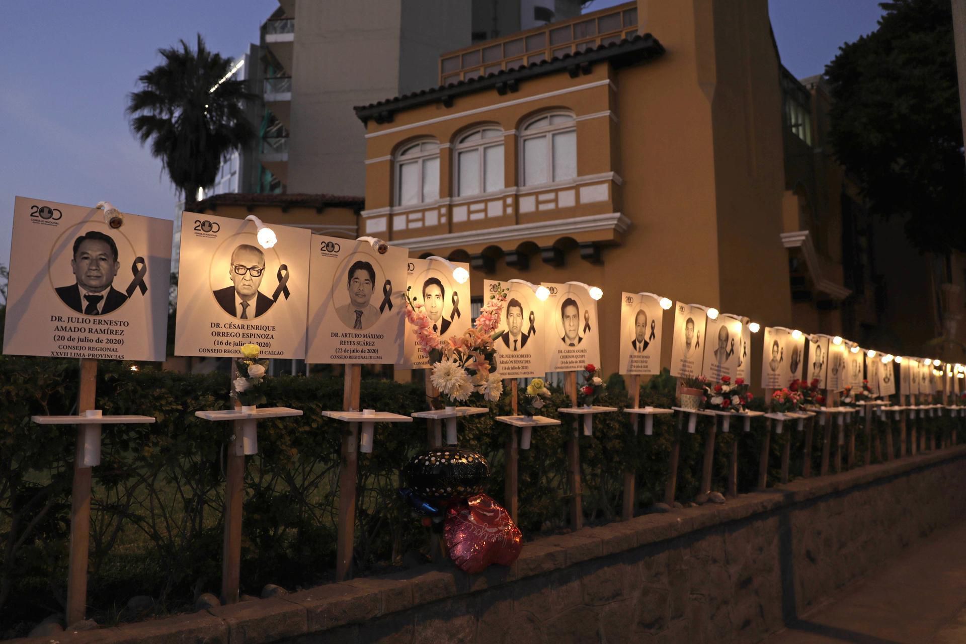 Con fotografías, Perú hace un memorial a sus médicos que fallecieron por COVID-19