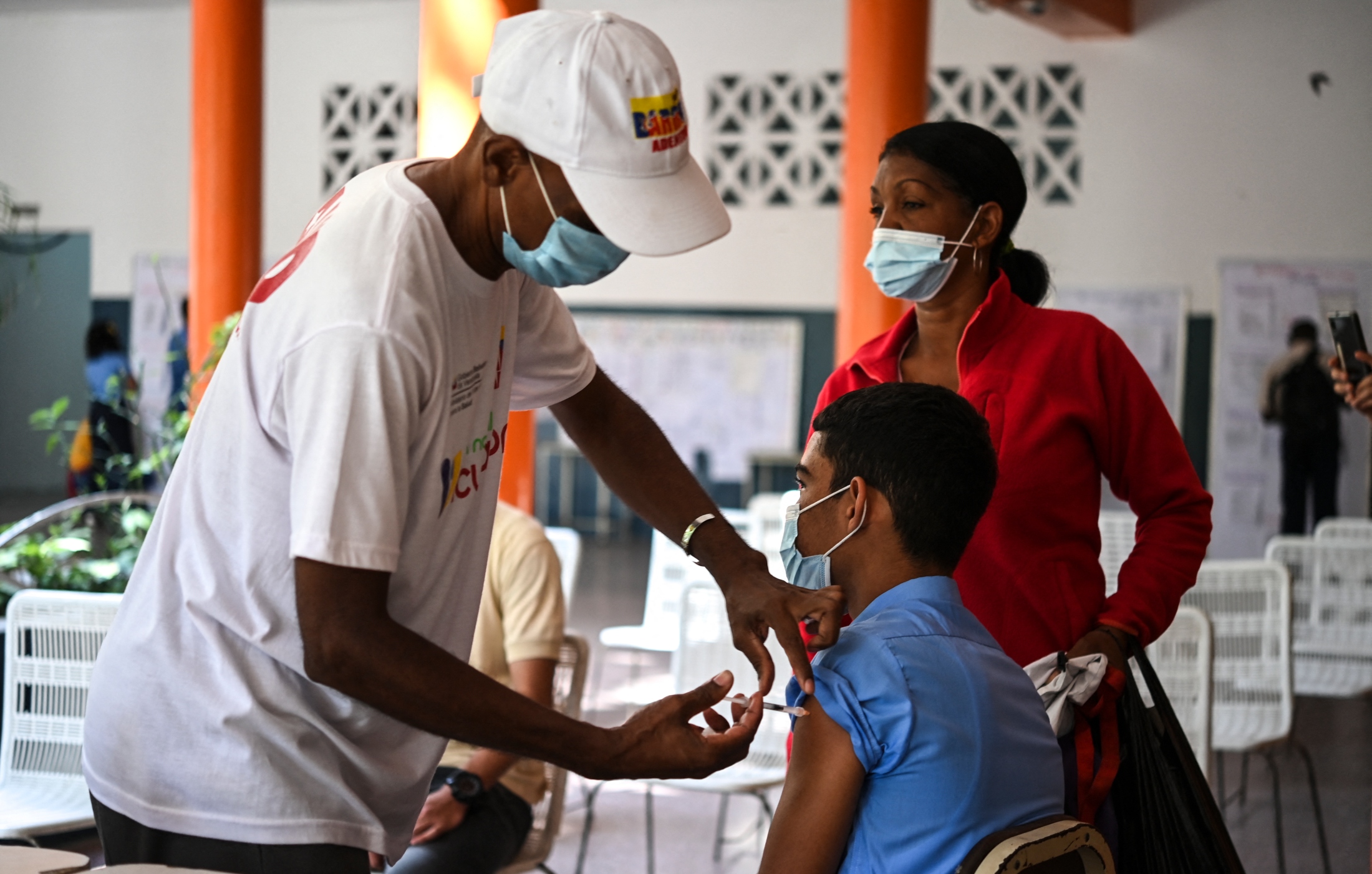 Niños y adolescentes venezolanos se vacunan contra la COVID-19