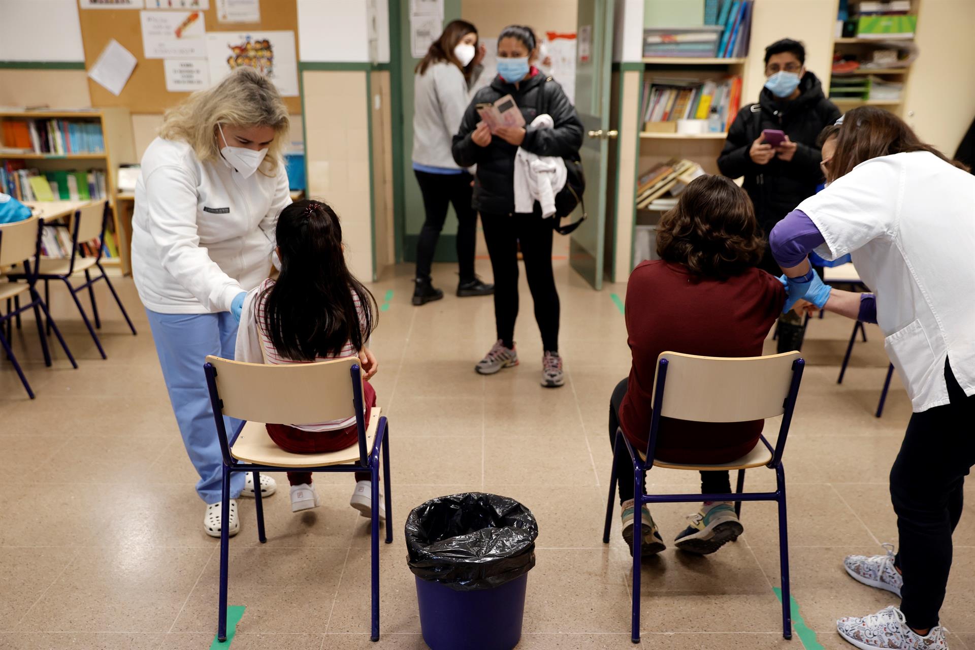 España vacuna a menores de 12 años ante el aumento de contagios de covid-19