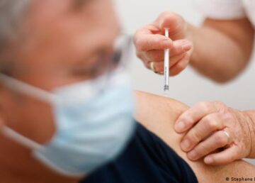 Las autoridades francesas dicen que la vacuna de refuerzo ofrece un alto nivel de protección contra la variante ómicron.