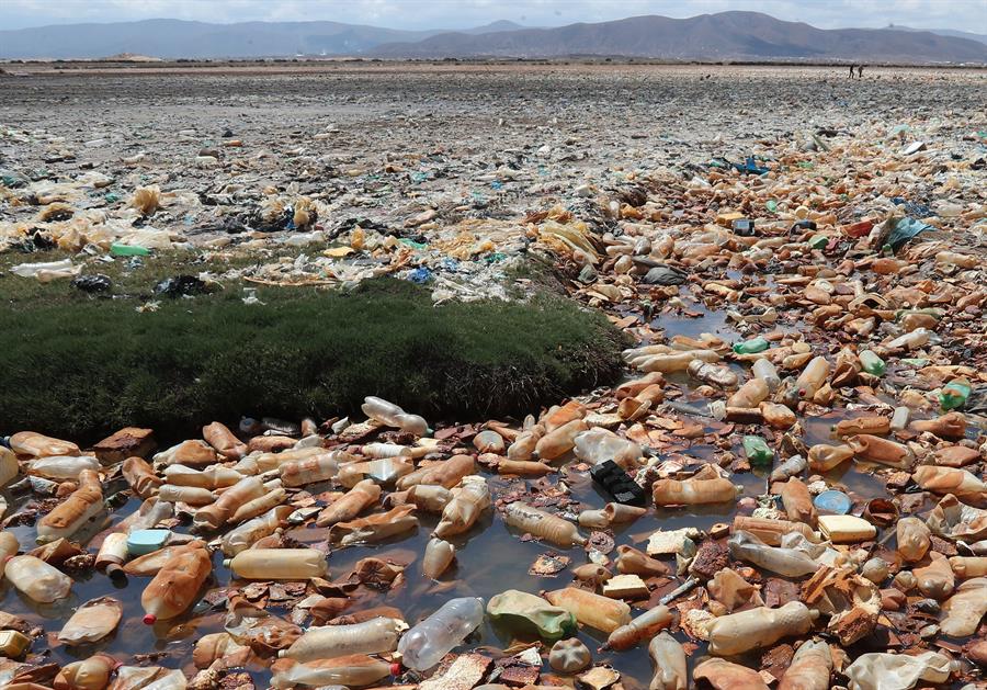 El lago boliviano Uru Uru vuelve a llenarse de plásticos