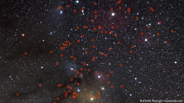 Esta imagen muestra la ubicación de 115 posibles planetas rebeldes, resaltados con círculos rojos, descubiertos recientemente por un equipo de astrónomos en una región del cielo ocupada por Escorpio superior y Ofiuco.