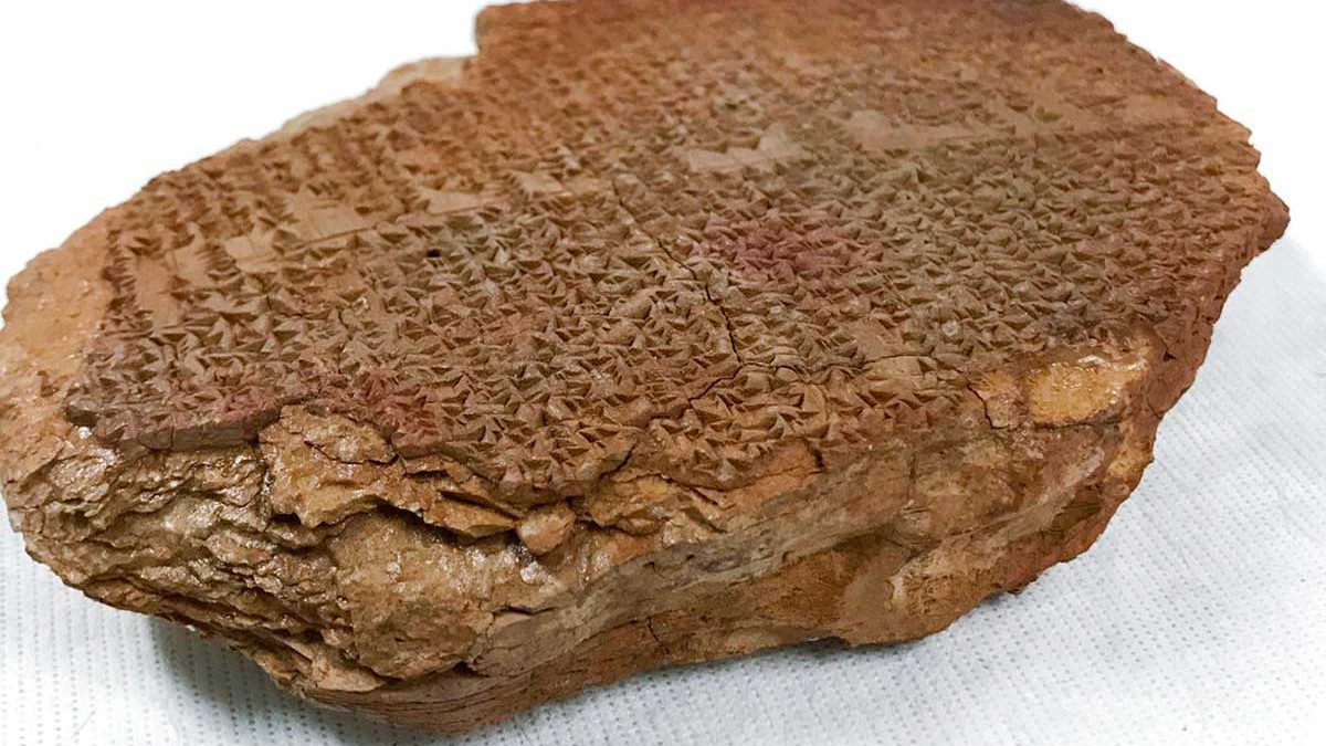 Devuelven a Irak tableta de arcilla de 3.500 años con fragmento de la Epopeya de Gilgamesh