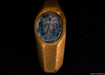 Tesoro con reliquias y monedas. En la piedra preciosa está grabada una imagen del 'Buen Pastor', que es realmente uno de los primeros símbolos del cristianismo | DW