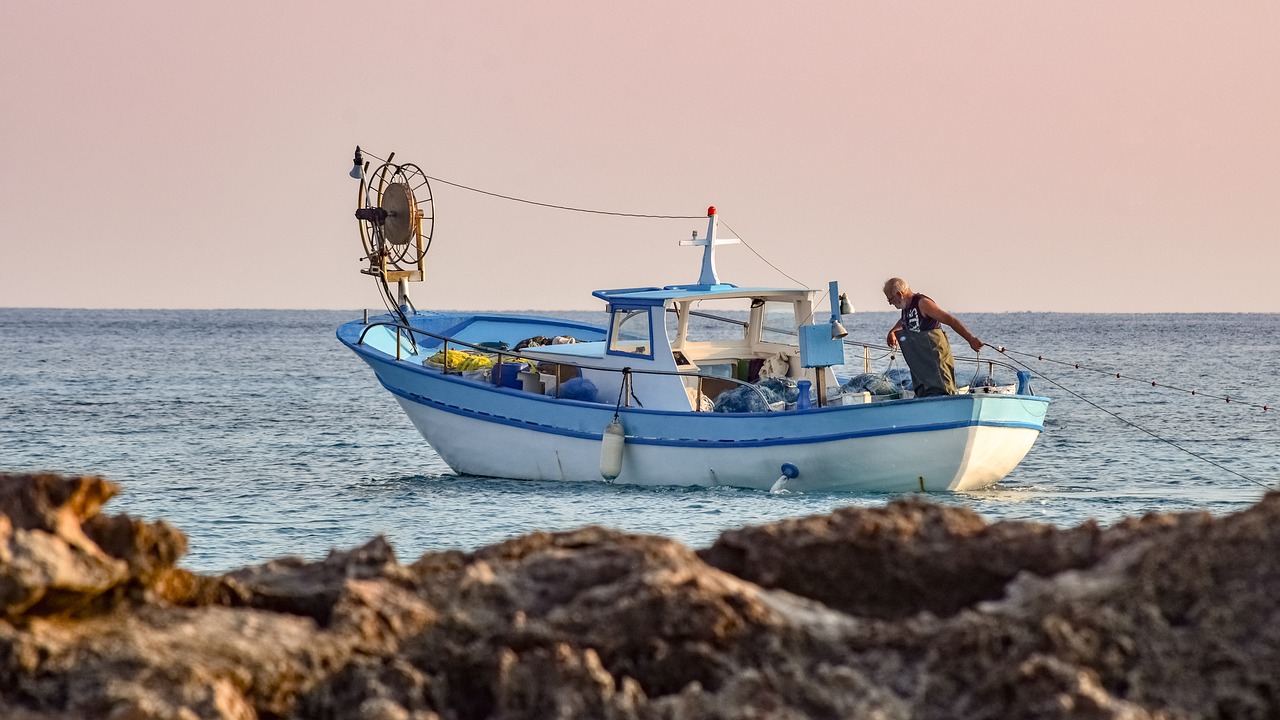 Ecuador reabre la pesca controlada de pepino de mar en Galápagos