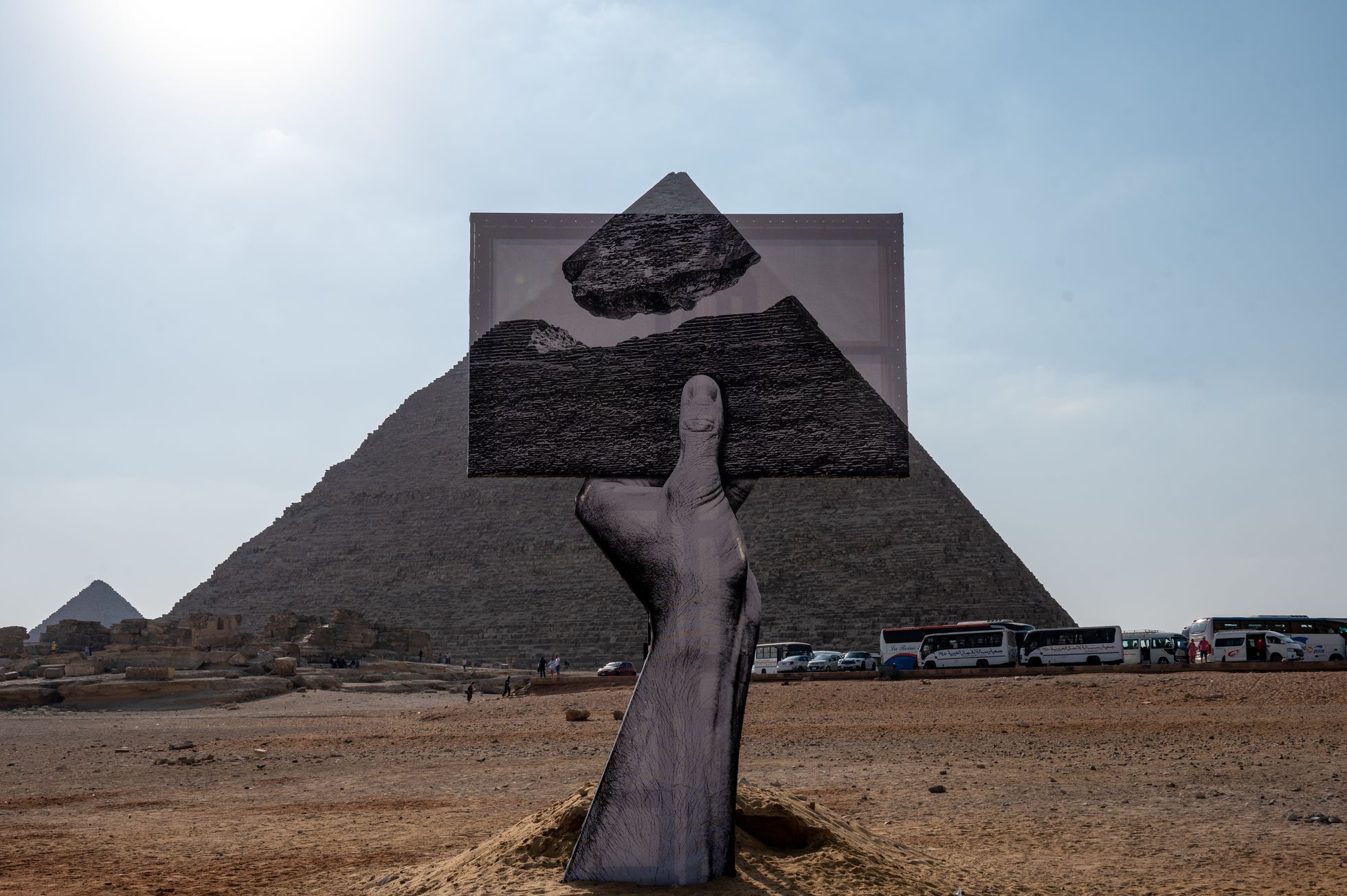 Obras de arte contemporáneo se exhiben en las Pirámides de Egipto