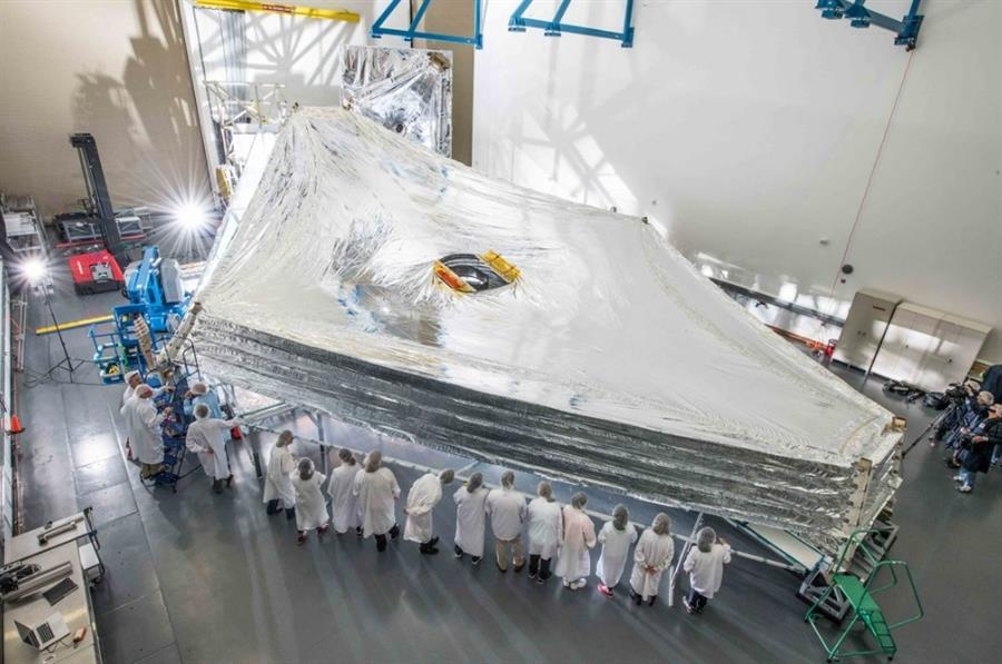 El escudo térmico del telescopio James Webb se despliega con éxito