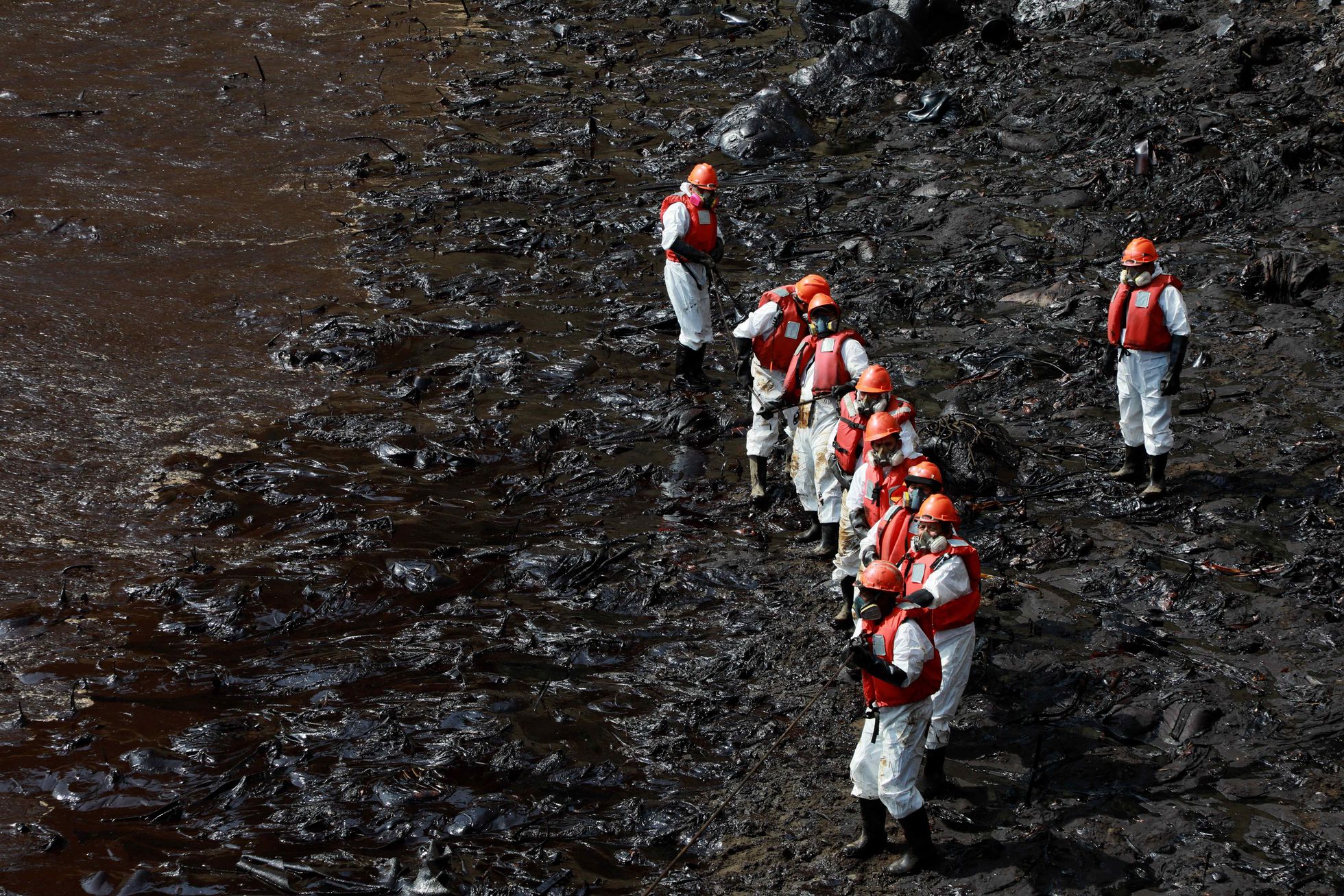 Perú: derrame de petróleo deja 24 playas contaminadas