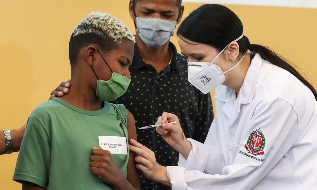 Brasil vacuna a niños contra covid y en Ecuador regresan a clases virtuales