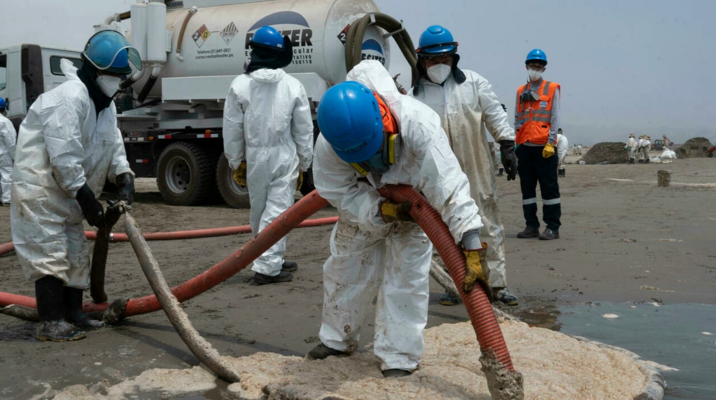 Perú reclutará voluntarios para limpiar el crudo derramado en playas