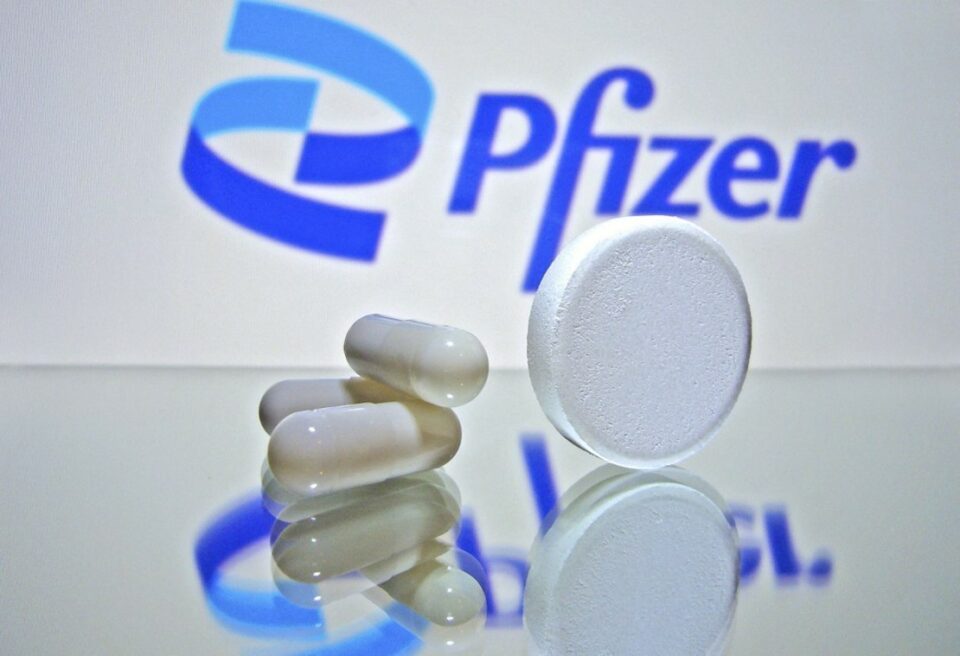 Pfizer asegura que pastillas anticovid también son eficaces contra ómicron