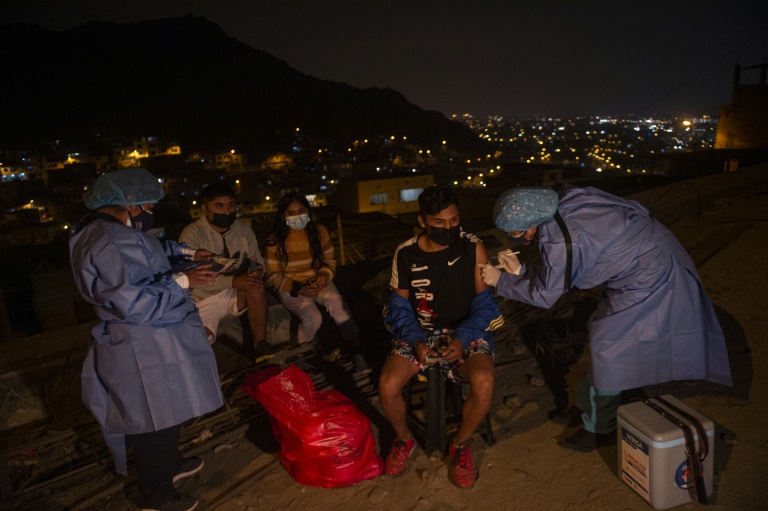 Brigadas nocturnas en las barriadas de Perú para vacunar contra COVID-19