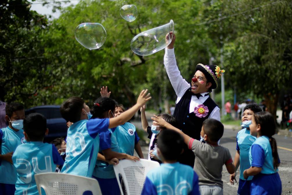 Artistas llevan sus espectáculos a escuelas y calles de El Salvador