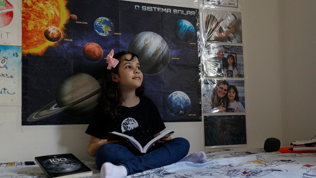 Nicole Oliveira, la brasileña de 8 años que “caza asteroides”