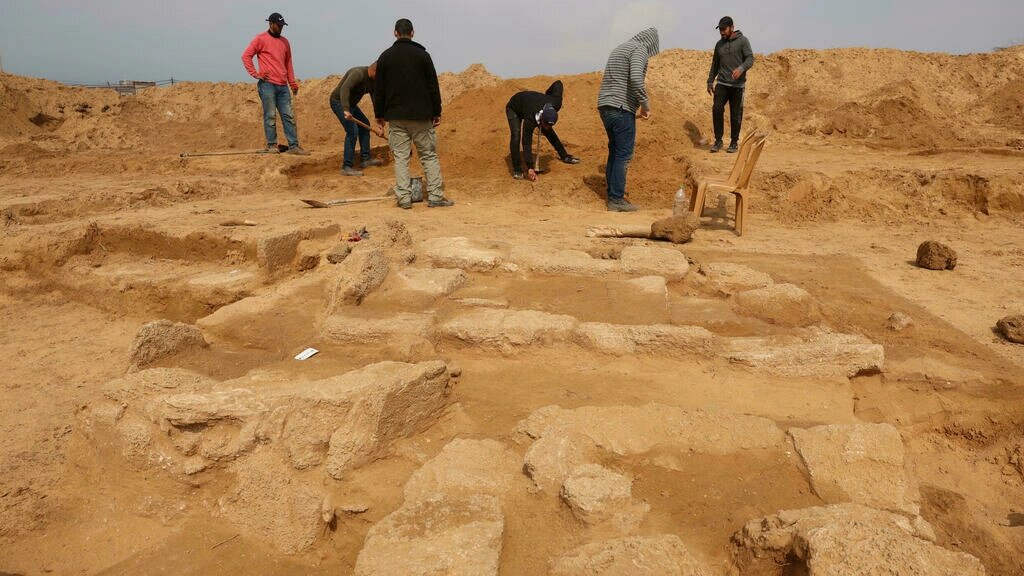 Trabajadores descubren tumbas de la era romana en una obra en la Franja de Gaza