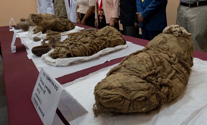 Arqueólogos presentan momias precolombinas de niños sacrificados en Perú