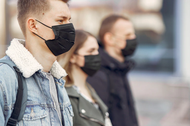 Nueva York elimina el mandato de usar mascarilla en espacios cerrados.