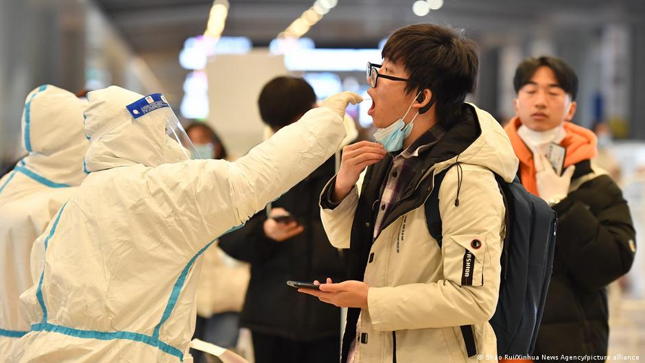 Hong Kong impone a sus habitantes 3 test de COVID-19 obligatorios