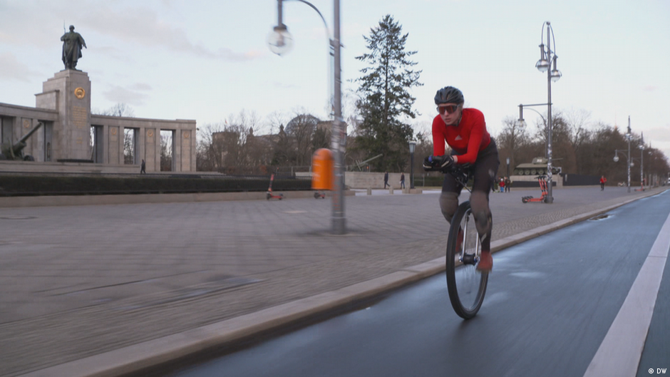 Velocidad y equilibrio, dos habilidades para andar en monociclo