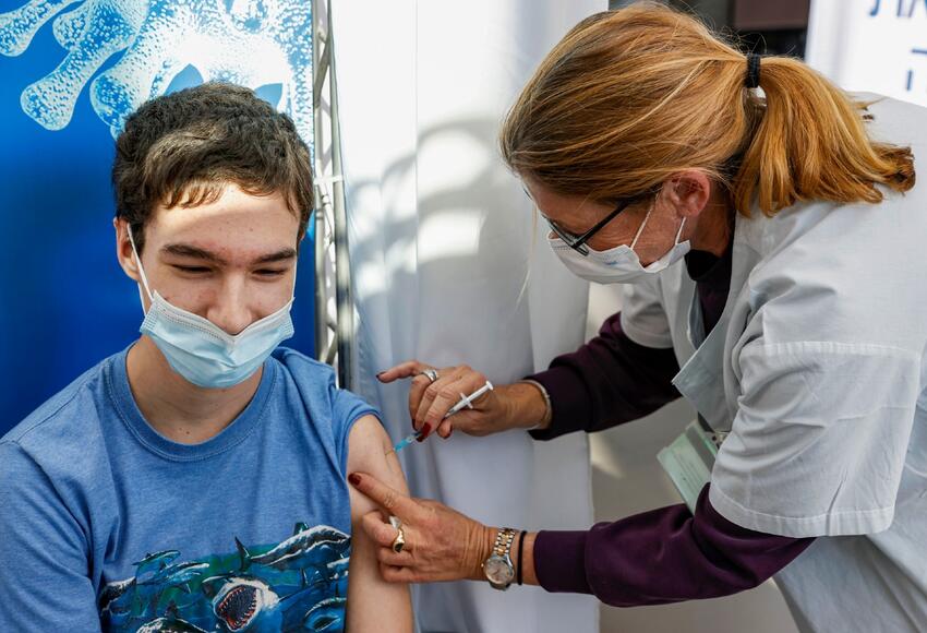 Una fundación universitaria colombiana facilita la vacunación a estudiantes