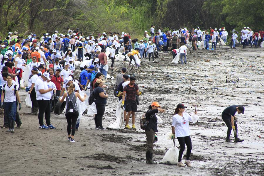 Centenares de voluntarios panameños limpian las playas