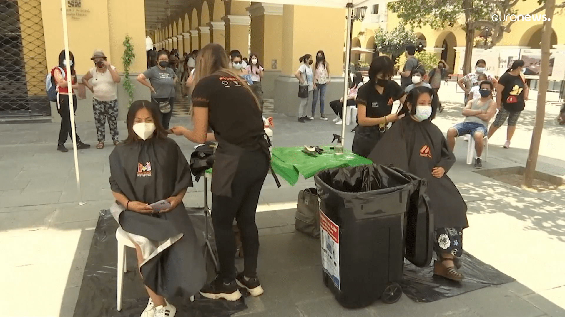 Peruanos donan cabello para tratar de frenar el vertido de petróleo