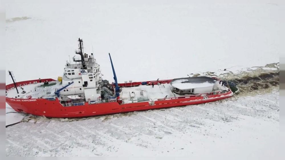 Un crucero rompehielos atraviesa las aguas del mar Báltico