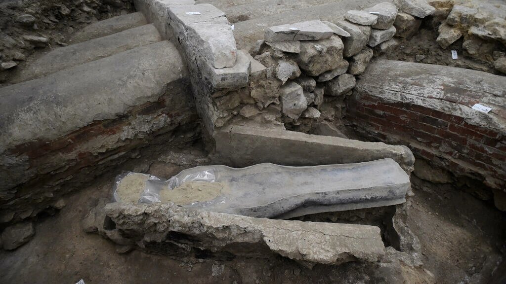 Un sarcófago de plomo y unas manos de piedra en las entrañas de Notre-Dame