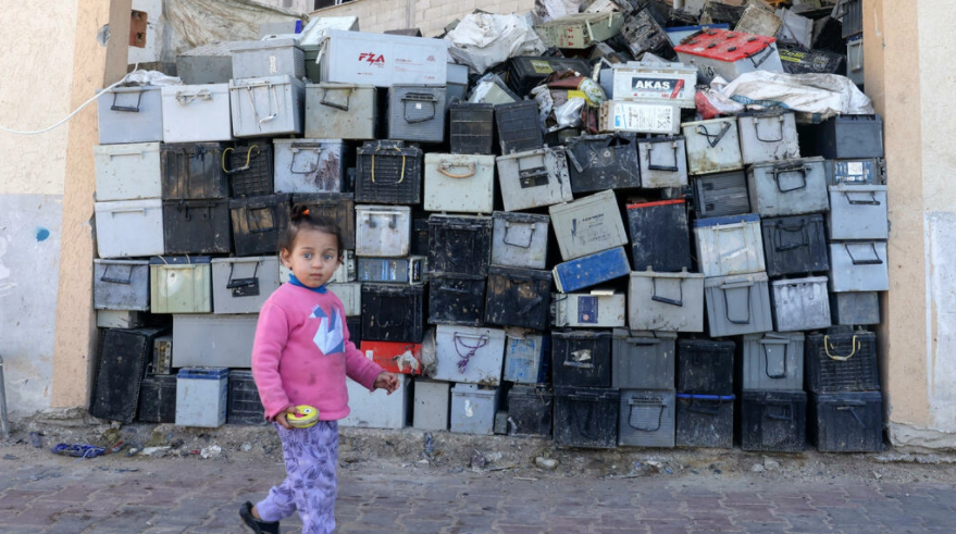 En Gaza, montañas de baterías se acumulan sin nadie que las recicle