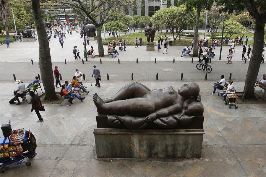 Un monumental Botero celebra sus 90 años pintando acuarelas y en familia