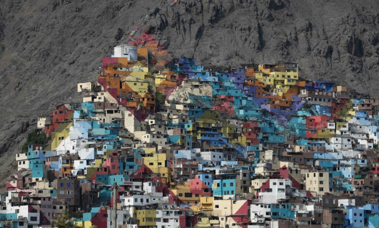 Un colorido y gigantesco mural transforma un barrio en Lima, Perú