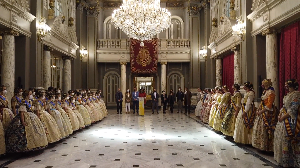 Las falleras internacionales de la UPV disfrutan la mascletá de Valencia