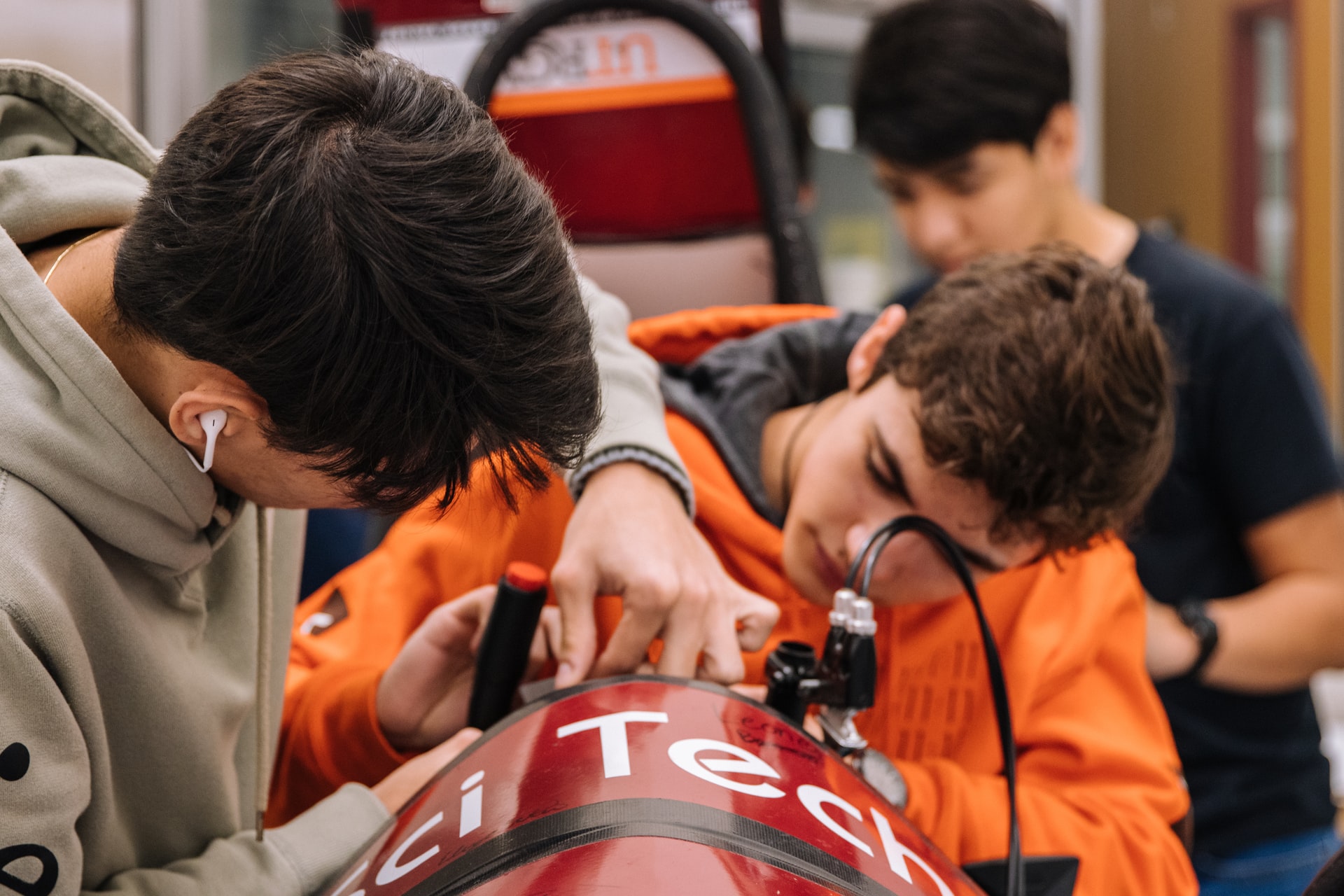 Estudiantes de la UPV visitan a la multinacional Power Electronics