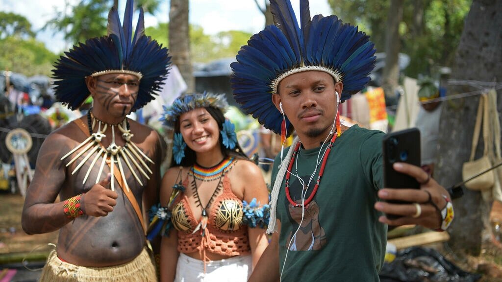 «Influencers» indígenas de Brasil llevan lucha por sus tierras a las redes