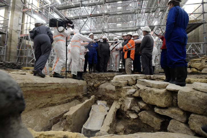 El misterioso sarcófago de plomo hallado bajo la catedral de Notre-Dame será abierto