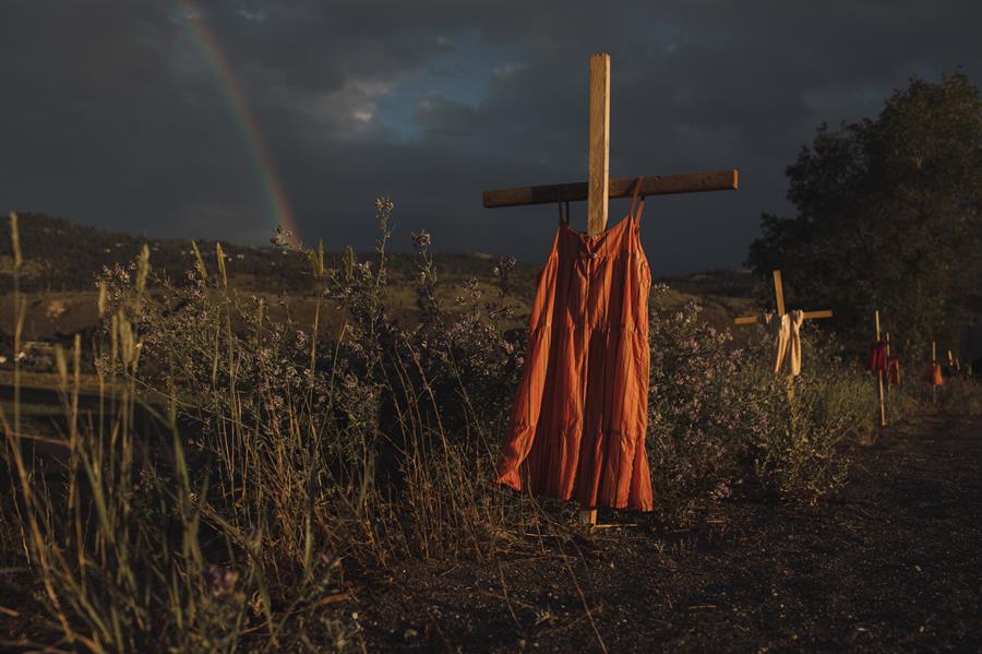 Una imagen de vestidos de niñas colgados en cruces gana el World Press Photo