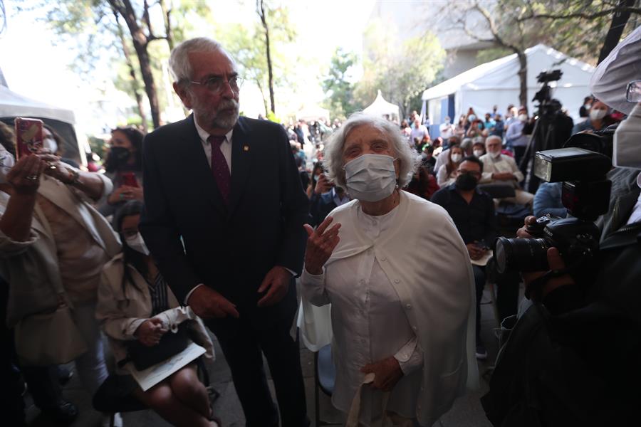 García Montero exalta honestidad de Almudena Grandes en fiesta del libro